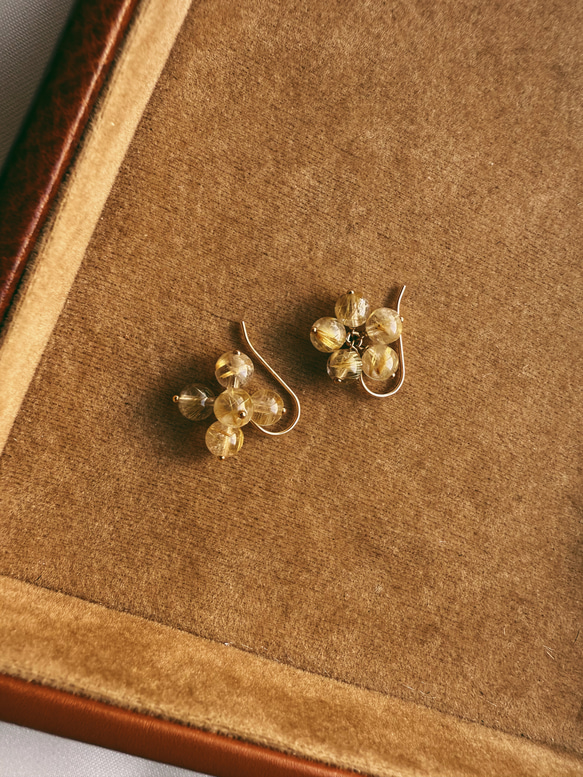 送料無料【14kgf／ルチルクォーツ】フラワーピアス　ゴールド　フック　天然石  華奢　シンプル　ルチルクウォーツ 4枚目の画像