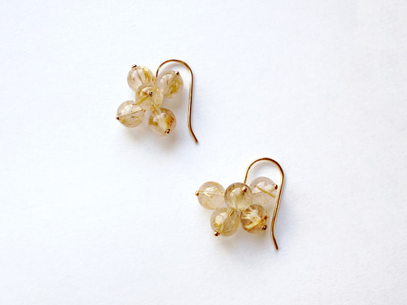 送料無料【14kgf／ルチルクォーツ】フラワーピアス　ゴールド　フック　天然石  華奢　シンプル　ルチルクウォーツ 1枚目の画像