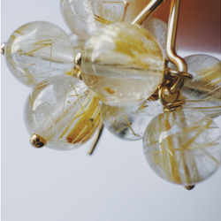 送料無料【14kgf／ルチルクォーツ】フラワーピアス　ゴールド　フック　天然石  華奢　シンプル　ルチルクウォーツ 5枚目の画像