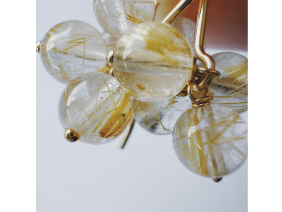 送料無料【14kgf／ルチルクォーツ】フラワーピアス　ゴールド　フック　天然石  華奢　シンプル　ルチルクウォーツ 5枚目の画像