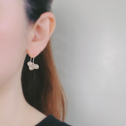 送料無料【14kgf／ルチルクォーツ】フラワーピアス　ゴールド　フック　天然石  華奢　シンプル　ルチルクウォーツ 8枚目の画像