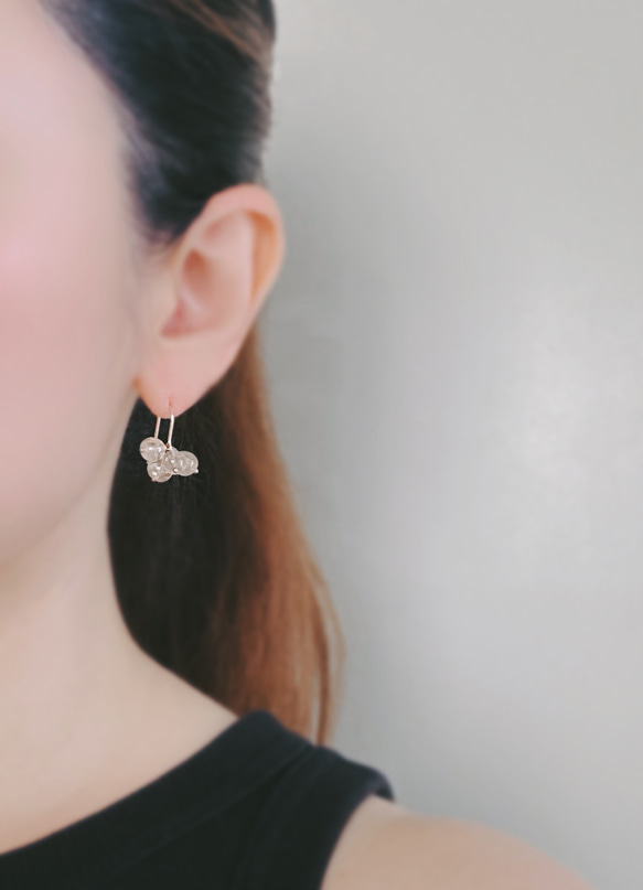 送料無料【14kgf／ルチルクォーツ】フラワーピアス　ゴールド　フック　天然石  華奢　シンプル　ルチルクウォーツ 8枚目の画像