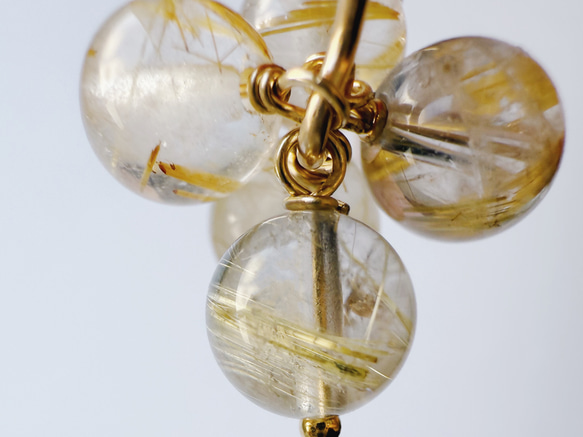 送料無料【14kgf／ルチルクォーツ】フラワーピアス　ゴールド　フック　天然石  華奢　シンプル　ルチルクウォーツ 6枚目の画像