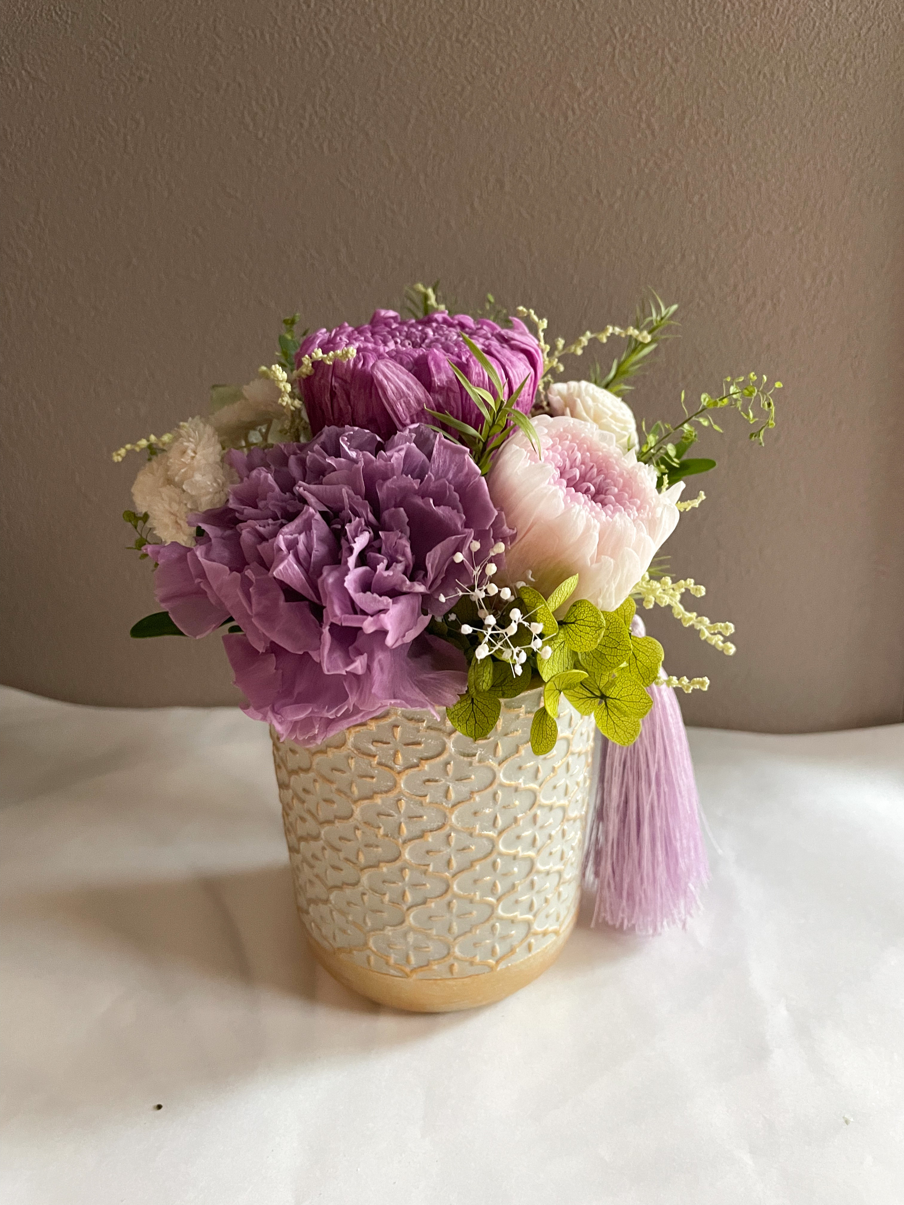 男性にもおすすめ 落ち着いた紫系プリザーブドフラワー仏花 陶器花器入り 4,620円