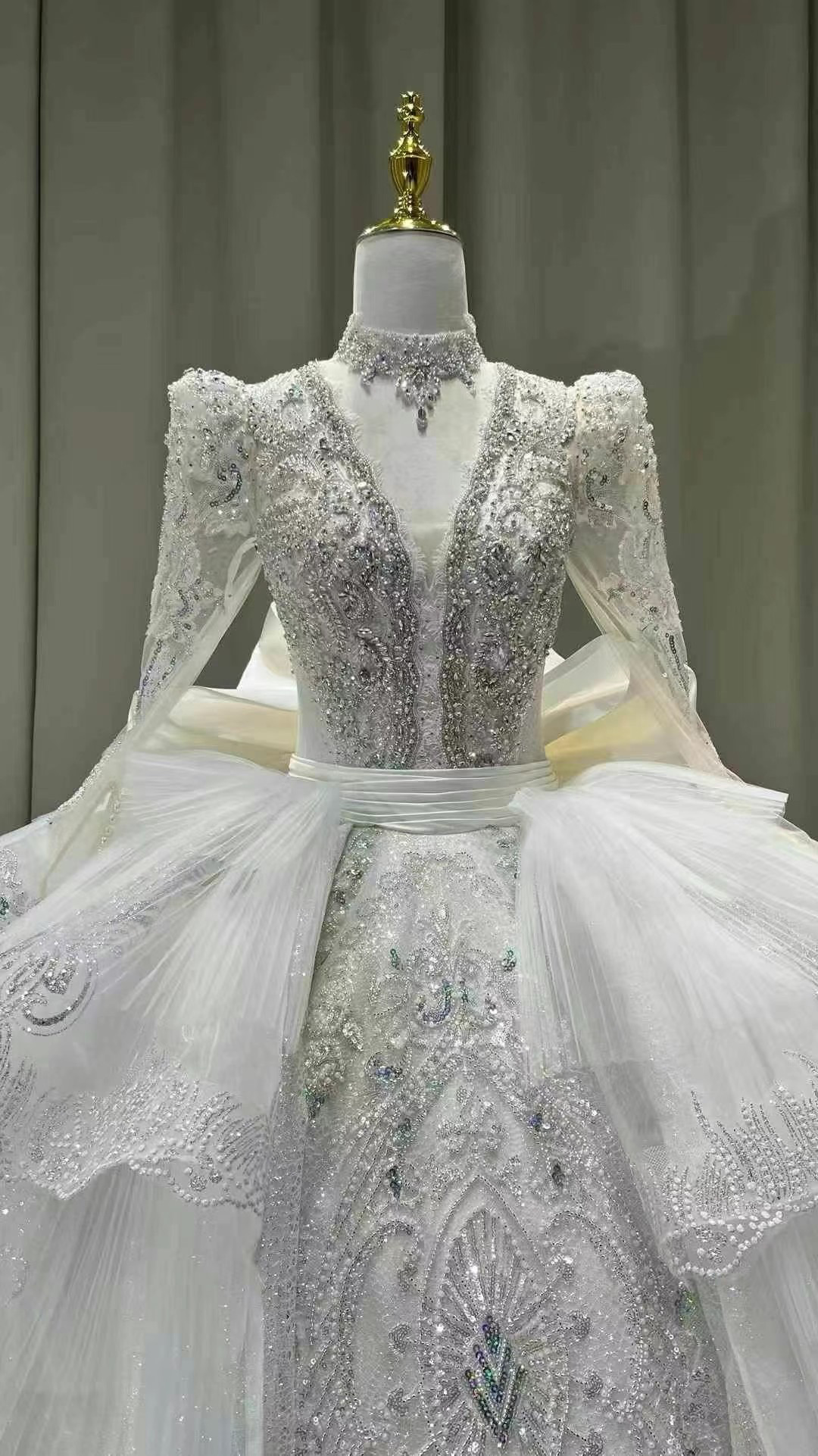 アンティークなドレス　vネック　チュール　キラキラ　トレーン　Vネック　シースルー袖　ラッフルスカート　ボリューム前撮り