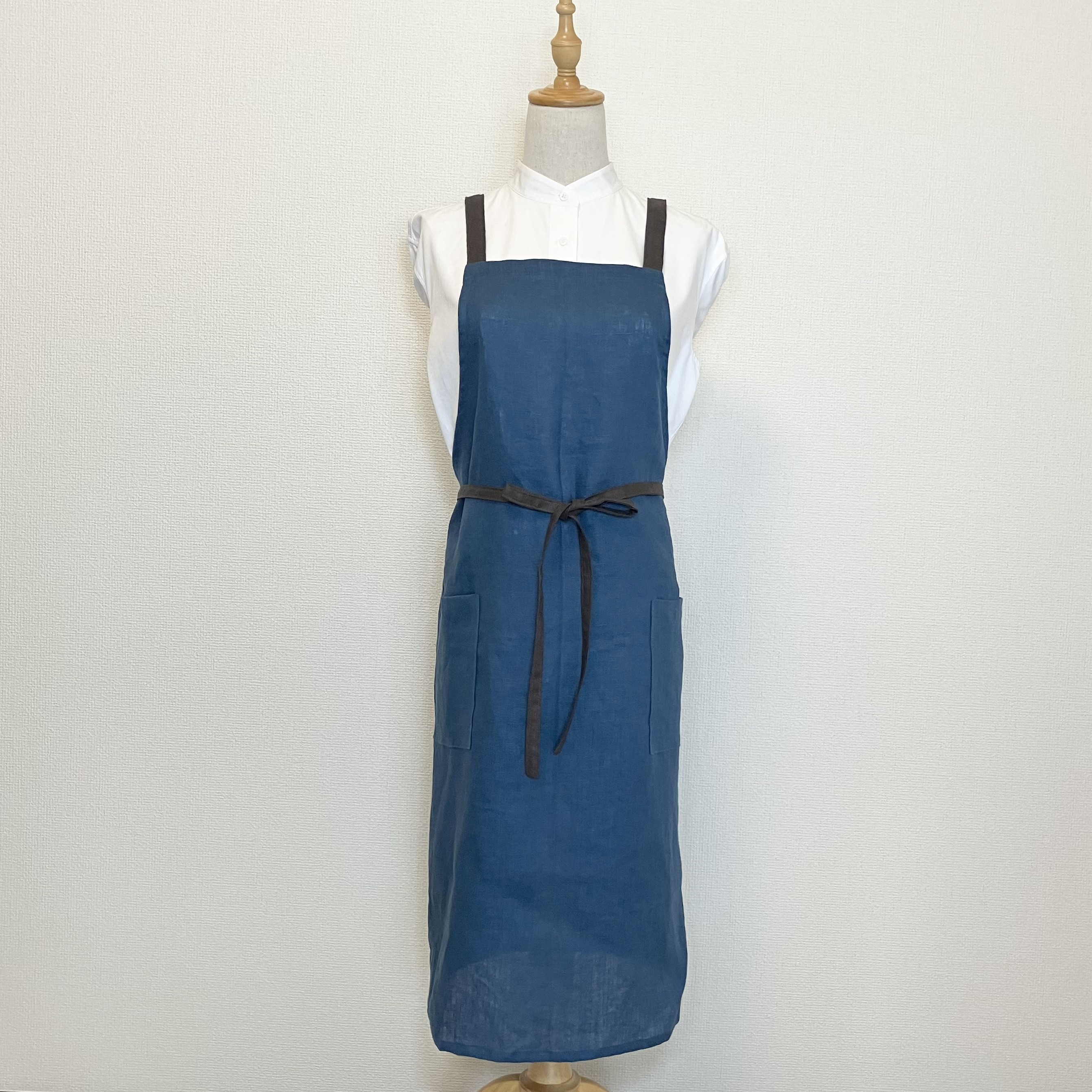 リネンエプロン　肩紐バッククロス《ブルー×カカオ》お尻が隠れるエプロン