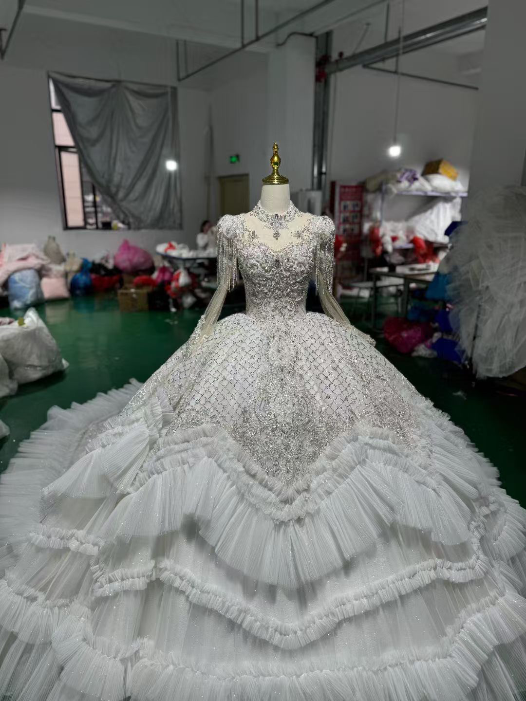 華やかな　高級感　フランススタイル　白　編み上げ　フレアスカート　ラッフルスカート　背中空き　美品　花嫁結婚式挙式披露宴