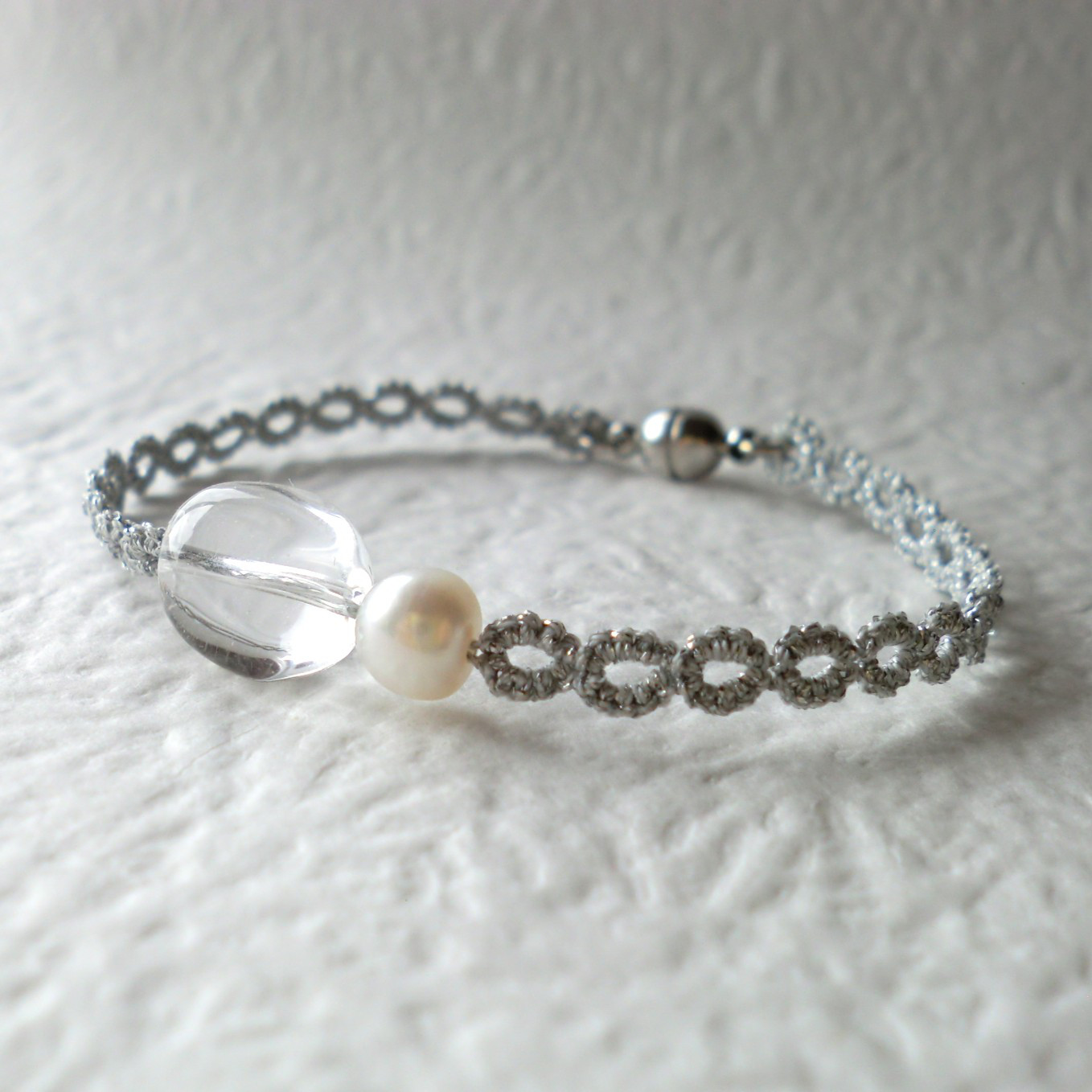 ～月のしずく～ タティングレース（シルバーラメ）と水晶（タンブル）・バロックパール（ホワイト）のブレスレット ❄いずみ屋