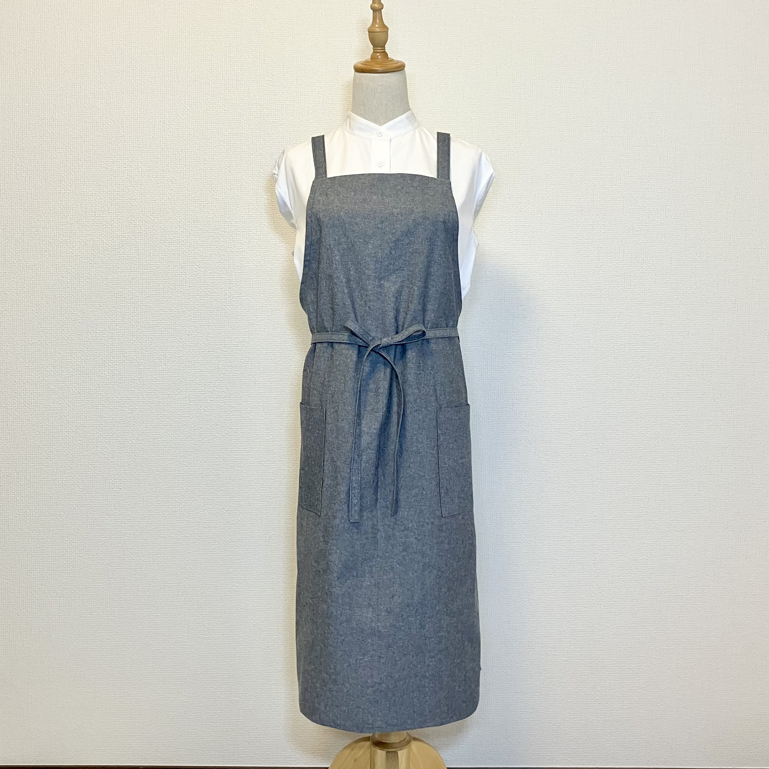 ダンガリーエプロン　肩紐クロス《紺》お尻が隠れるエプロン