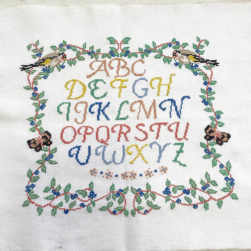 ハンドメイド　アルファベットクロスステッチ　大型サンプラー完成品　赤白刺繍 刺繍サンプラー 鳥とABC アルファベットサンプラー クロスステッチ刺繡