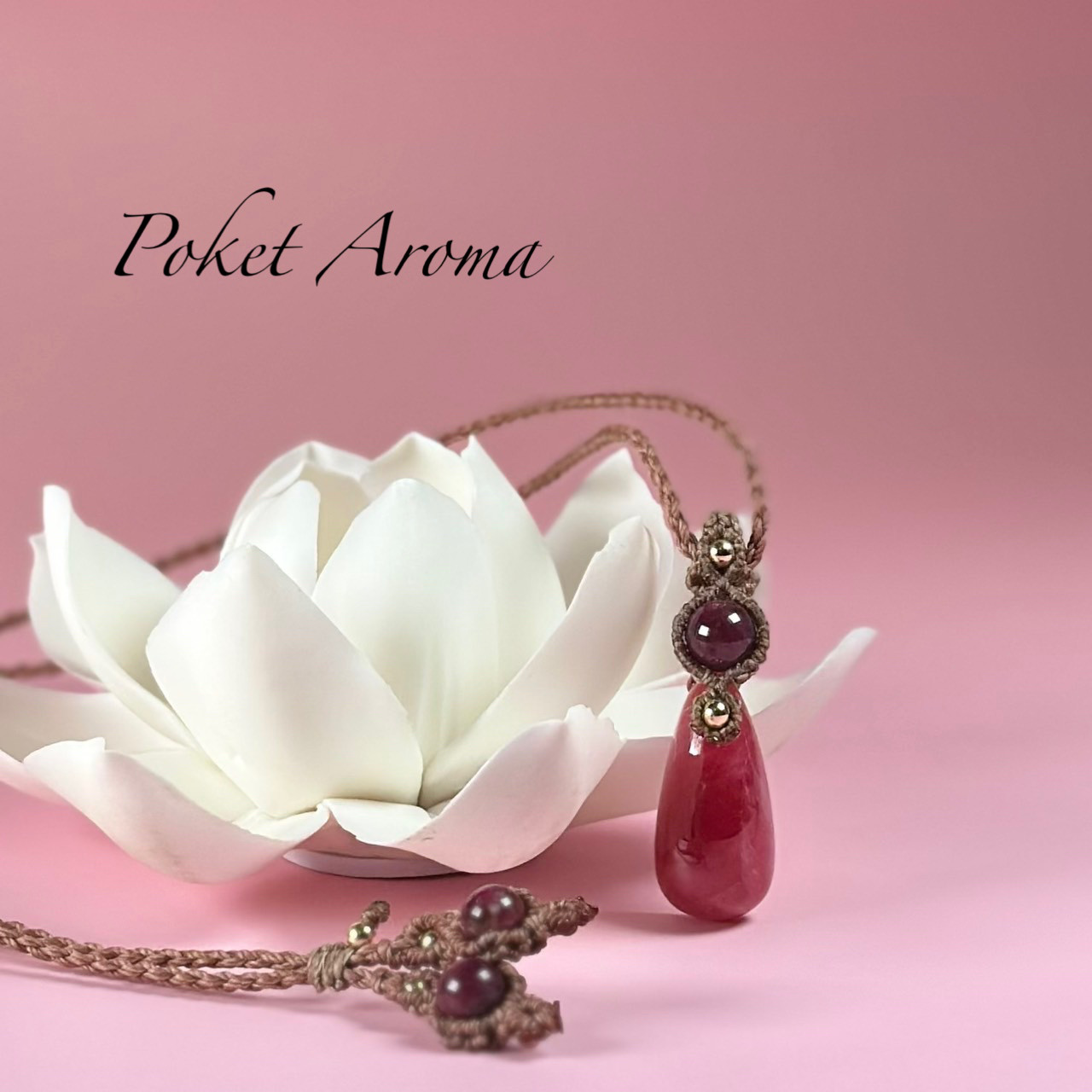 『恋華』ロードナイトとレッドトルマリンのマクラメペンダントネックレス