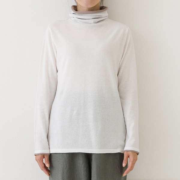 ガーゼのような肌触り バイカラータートルネックセーター