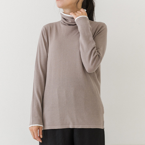 ガーゼのような肌触り バイカラータートルネックセーター