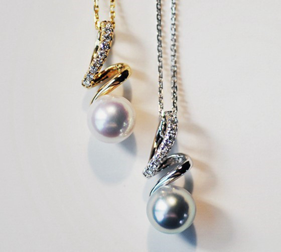 ルミナ限定デザインシリーズ 8.2-8.8mm 日本製アコヤ真珠 ピンク、ホワイト、ブルー、グレー 18Kゴールドペンダントネッ