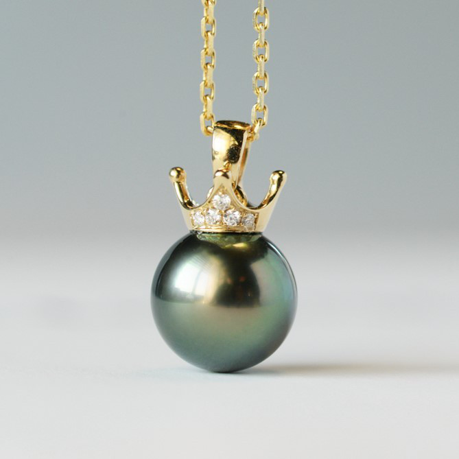 ルミナ スモールクラウンシリーズ 9-10mm タヒチ黒真珠ペンダントネックレス 18Kゴールドダイヤモンドデザイン エレガント