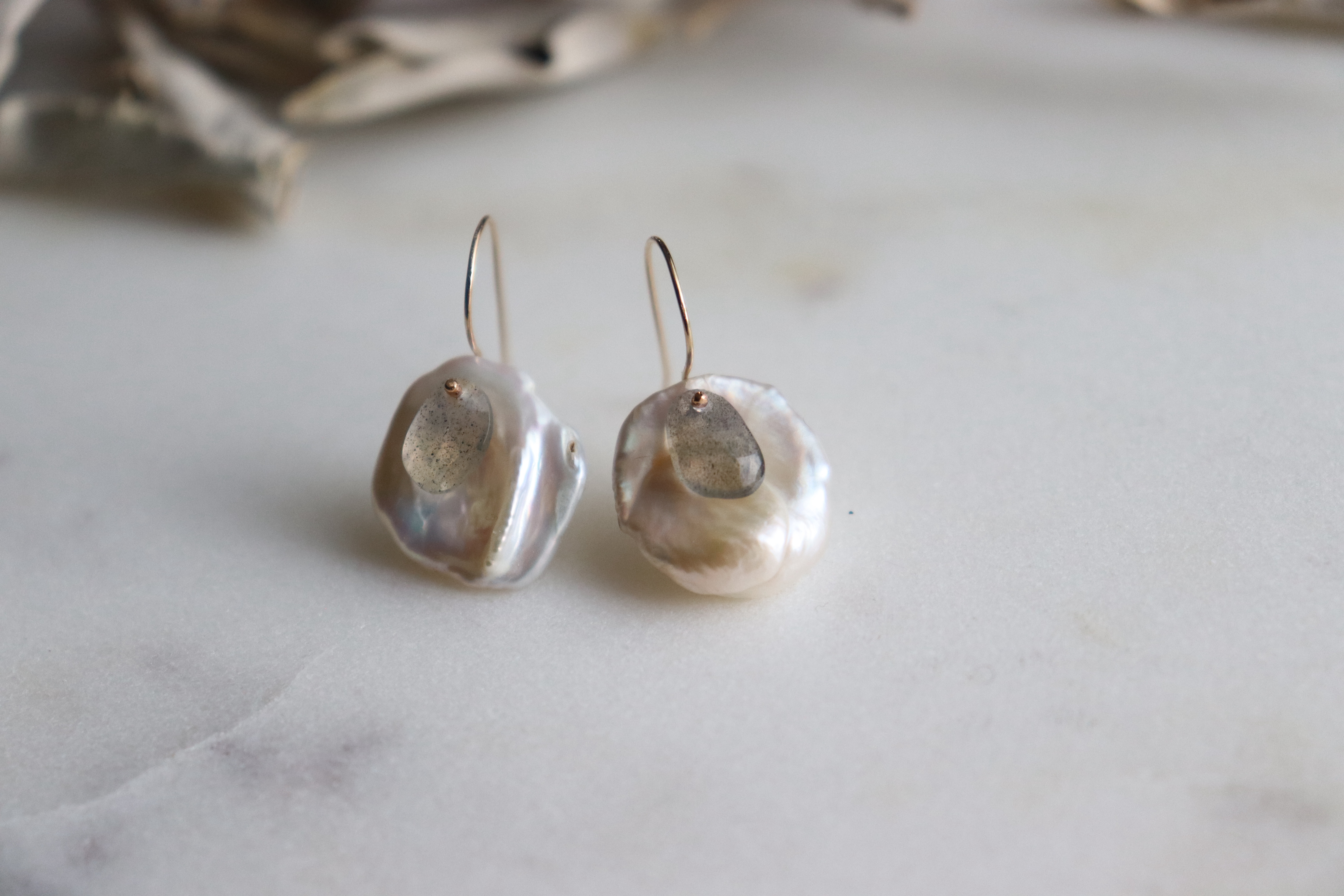 《14kgf》ケシ花びらパールとラブラドライトフックピアス