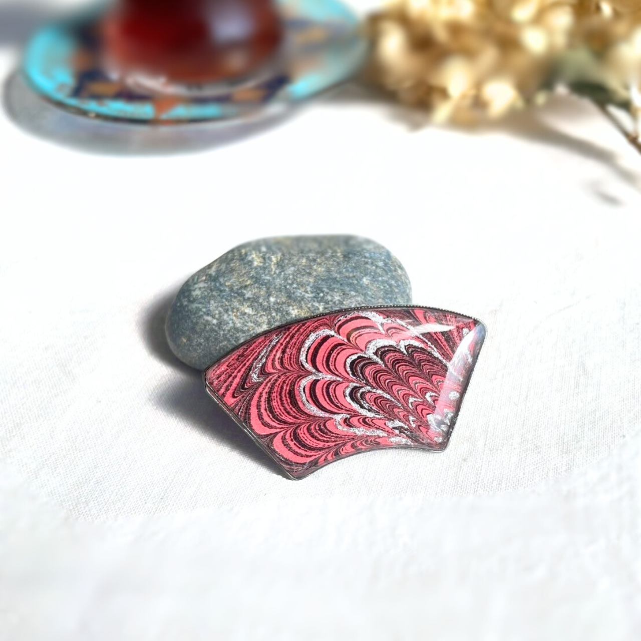 赤黒銀の扇形の帯留め トルコのマーブリング、エブルの模様