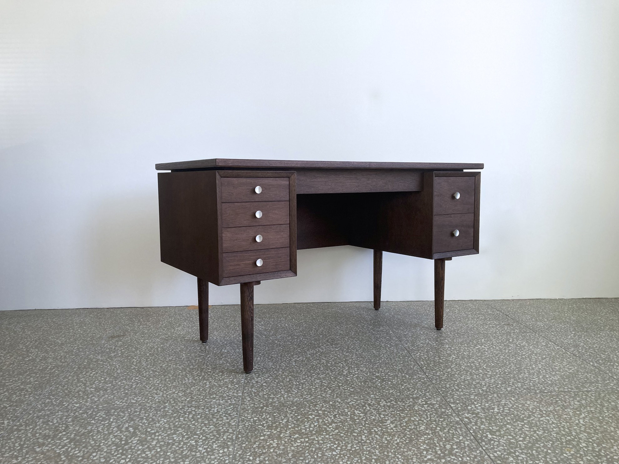 机　デスク　木製　シンプルなデザイン　美しい手仕事　ブラウン