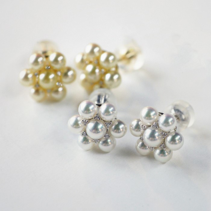 ルミナの 4 ～ 5 mm アコヤ真珠イヤリングは、18K ゴールドとダイヤモンドで精巧に作られており、あらゆる機会に最適です。