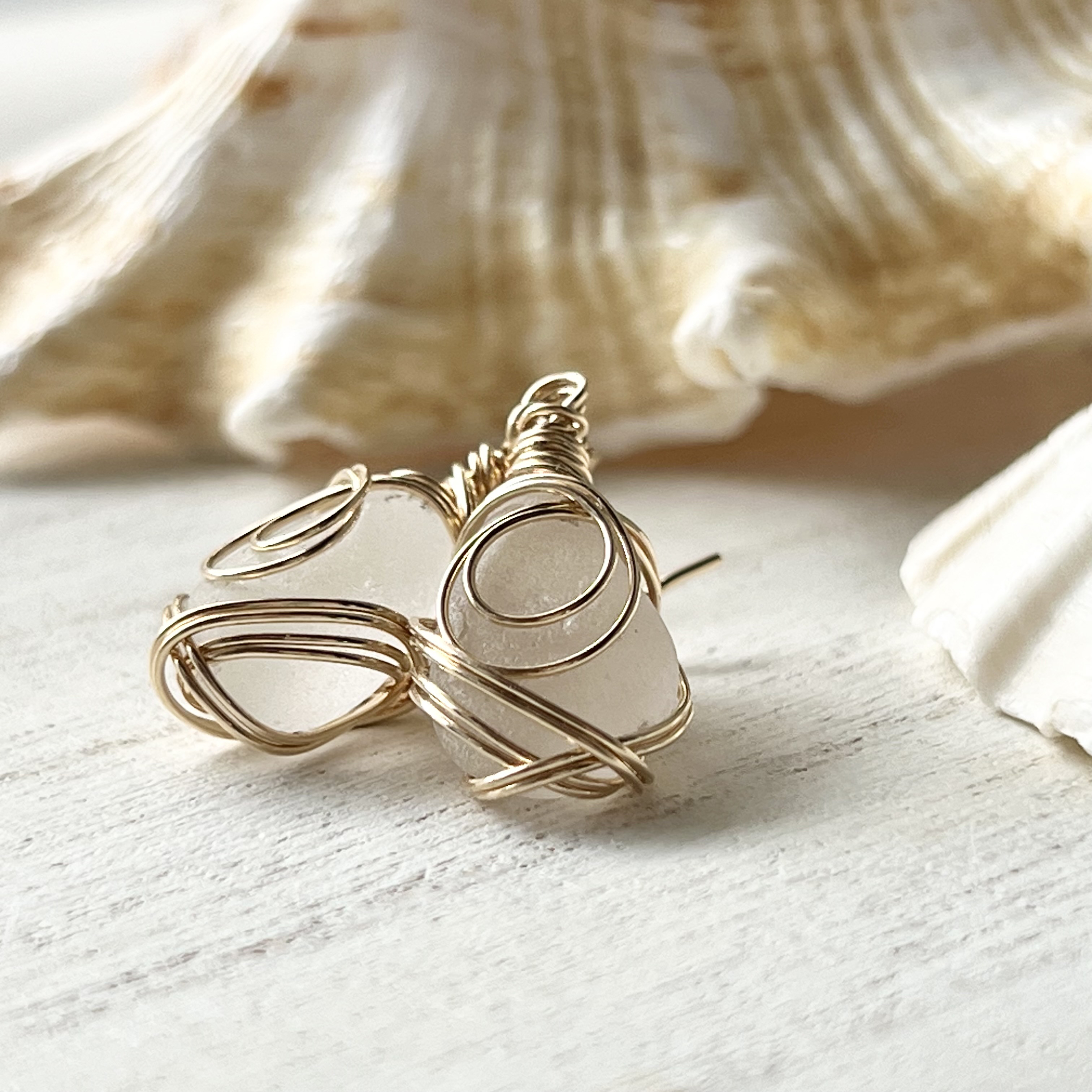 《徳島シーグラス･14K》縁が繋がるホワイトシーグラスのフックピアス