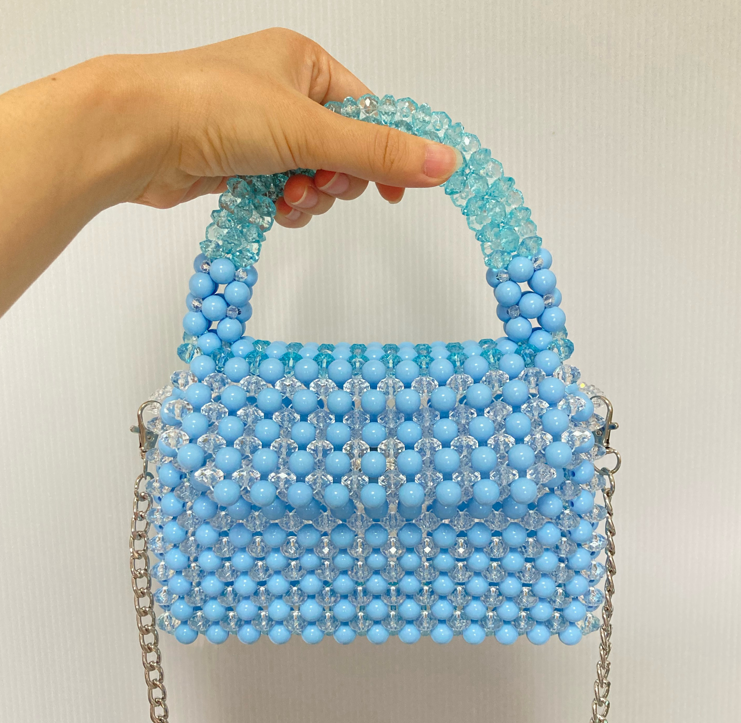水色と透明のビーズバッグ