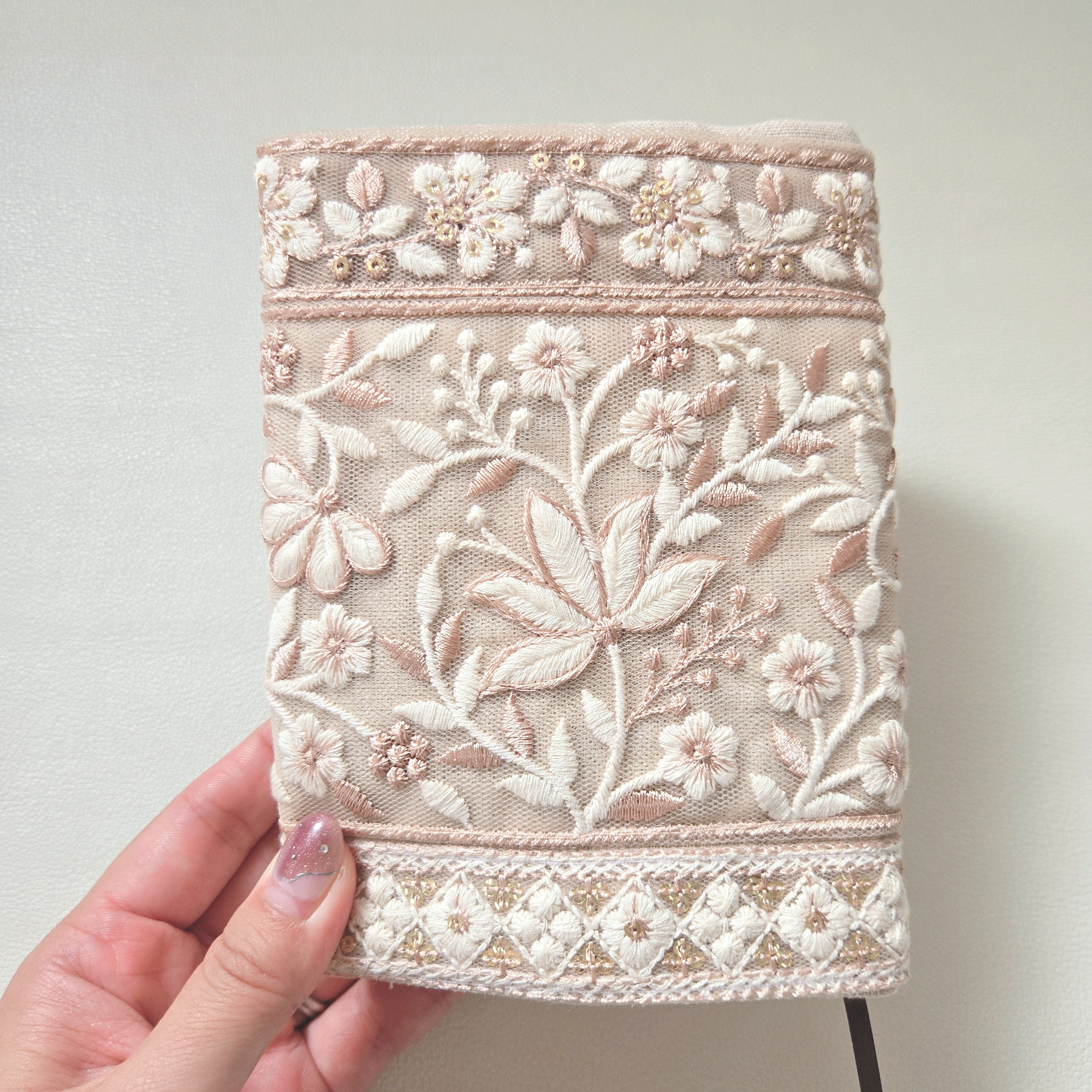 両面インド刺繍のリバーシブルブックカバー　一点もの　読書アイテム　手帳カバー　ノートカバー　文庫本A6　ピンク　綿麻