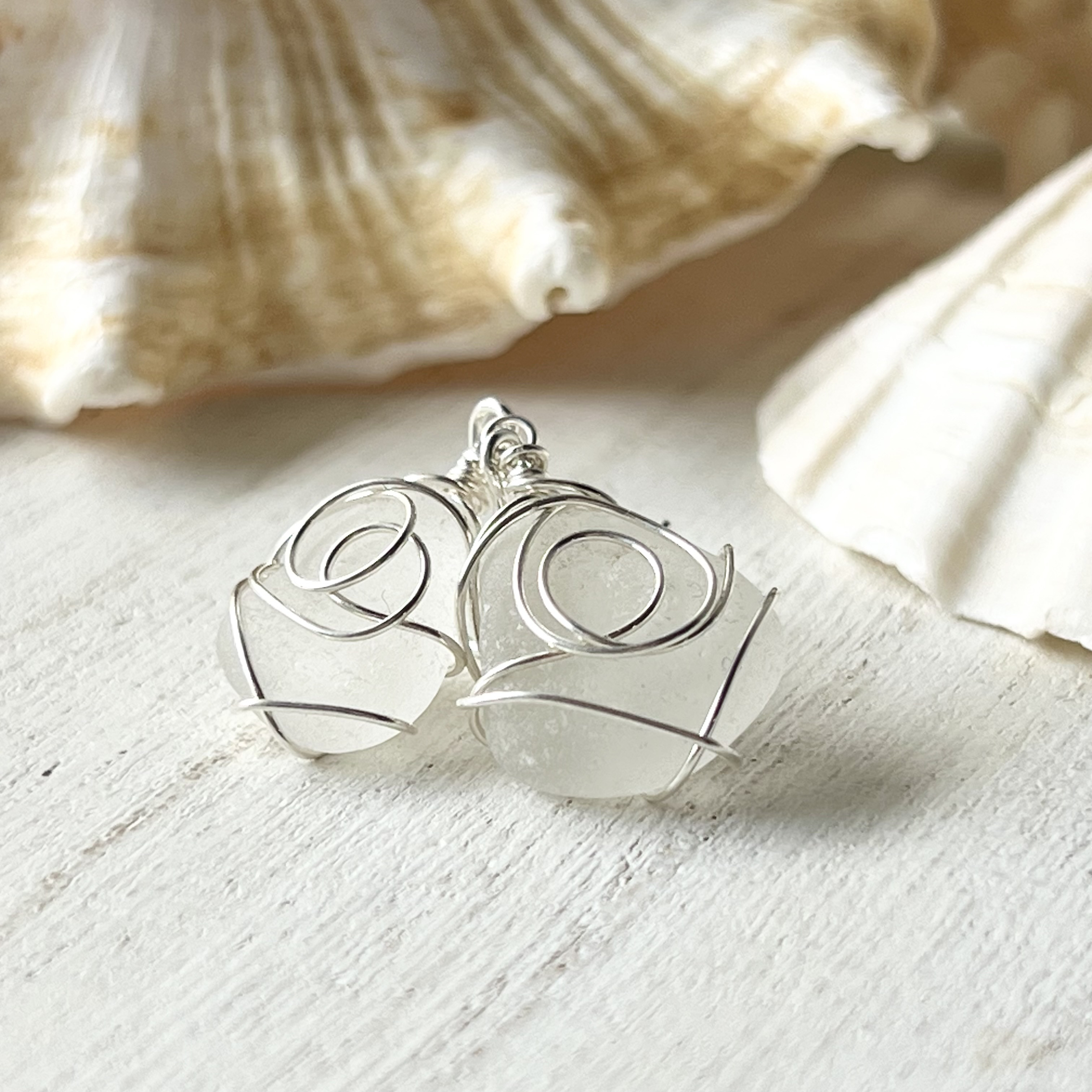 《徳島シーグラス･スターリングシルバー》いつまでも色褪せない透明感あるホワイトシーグラスのフックピアス