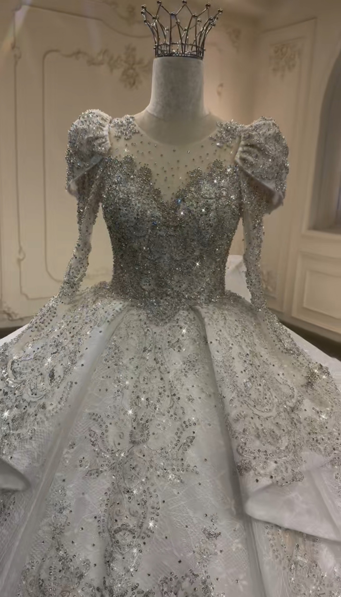 高級感溢れる　バックリボン　白　キラキラグッリター　トレーン　ストーン付き　長袖イリュージョンネック　前撮りウェディング