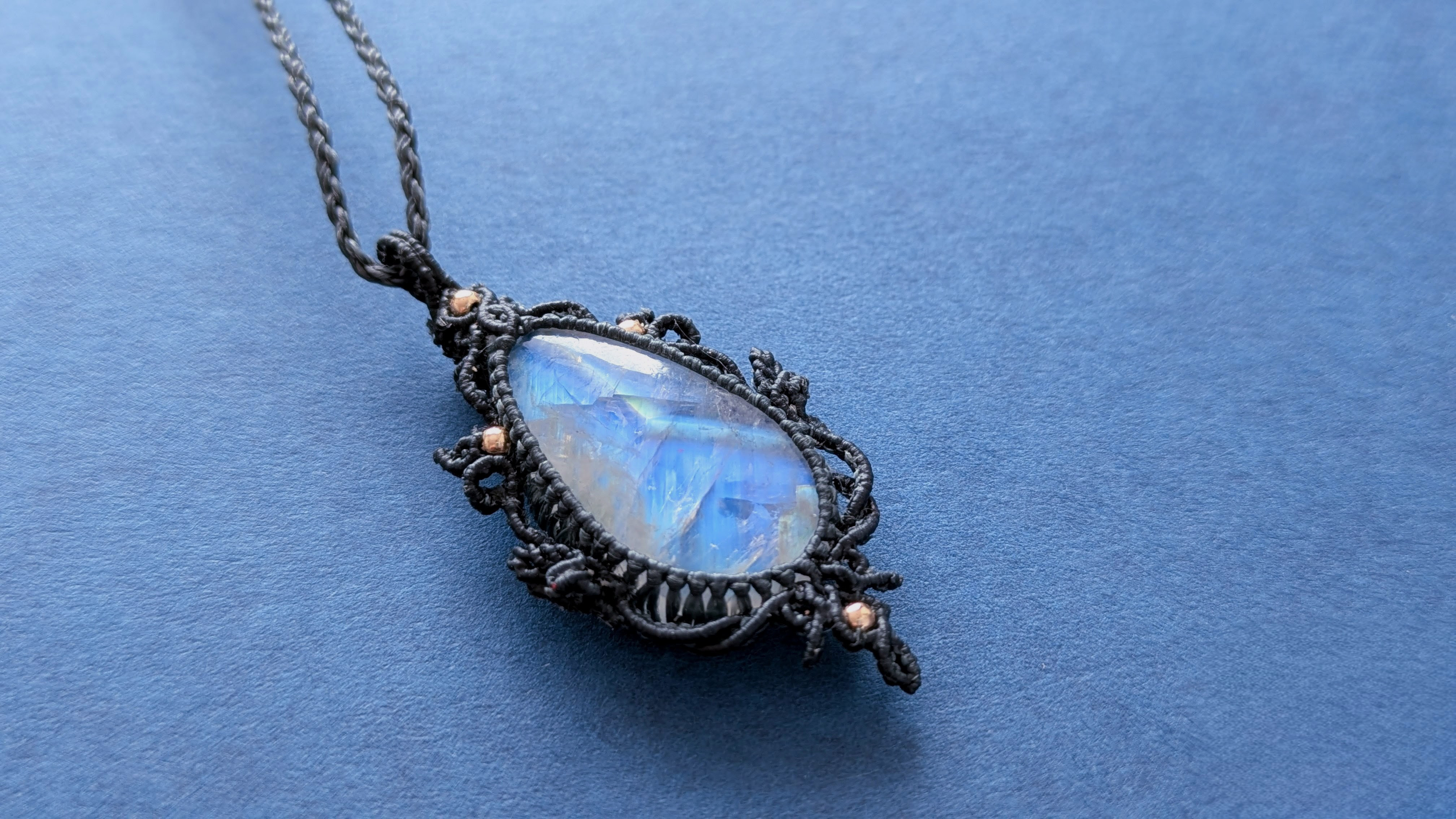 【星影】ブルームーンストーン マクラメ編みネックレス