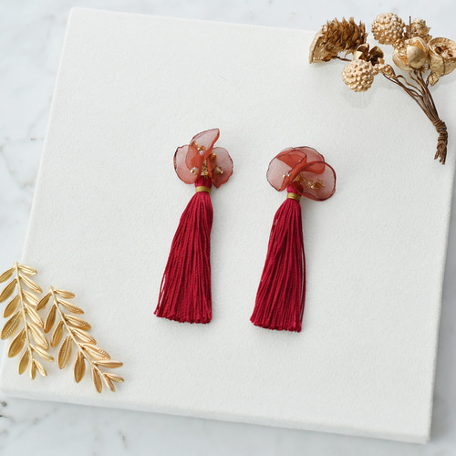 あき シフォンフラワータッセルピアス・イヤリング/ワインレッド