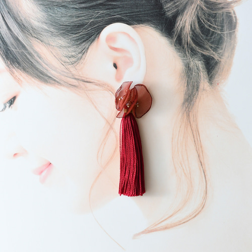 あき シフォンフラワータッセルピアス・イヤリング/ワインレッド