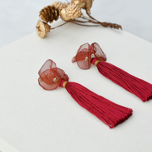 あき シフォンフラワータッセルピアス・イヤリング/ワインレッド