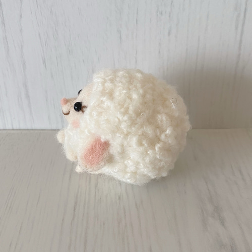 手のひらサイズの羊のぬいぐるみ 羊毛フェルト 羊のユキちゃん 羊毛
