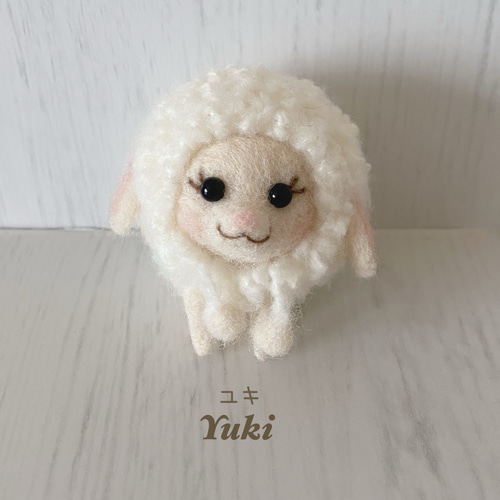 手のひらサイズの羊のぬいぐるみ 羊毛フェルト 羊のユキちゃん 羊毛