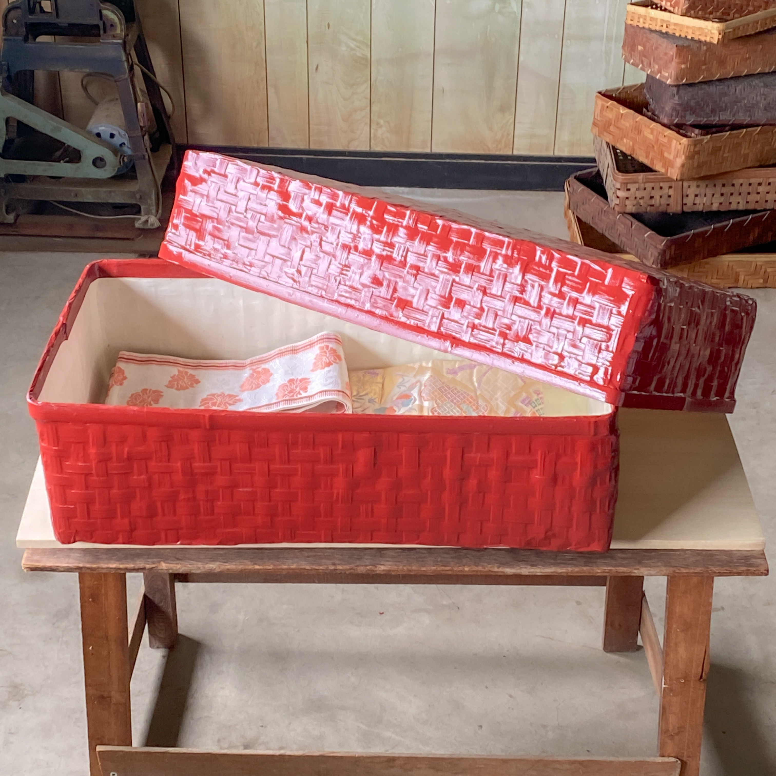 野原竹細工　つづらの衣装入れ中　一閑張り　　朱