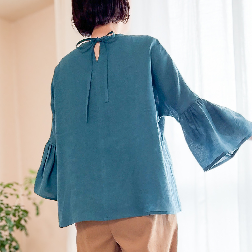 フランス産播州染め上質リネン　グレイッシュブルー　後ろリボン　ギャザースリーブ　ブラウス　ふんわり細見え