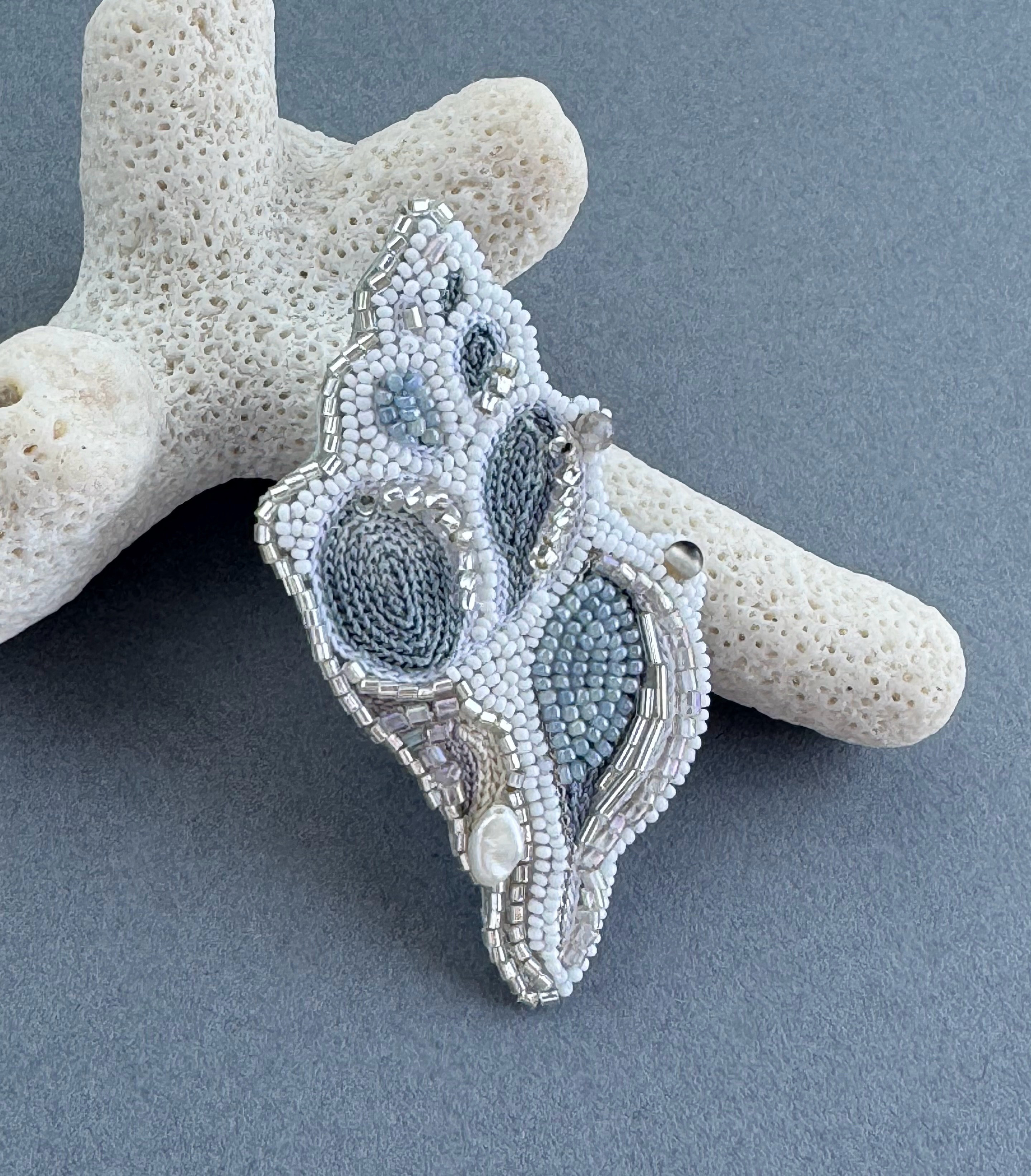 貝殻ブローチno.1 オートクチュールビーズ刺繍