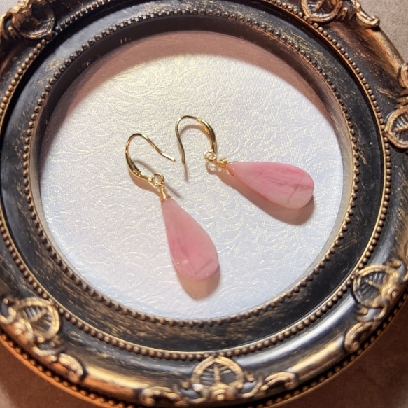 1点物！！ペルー産ピンクオパール薔薇色の宝石〜恋愛の女神石〜「キューピットストーン」のピアス14kgf イヤリング 2枚目の画像
