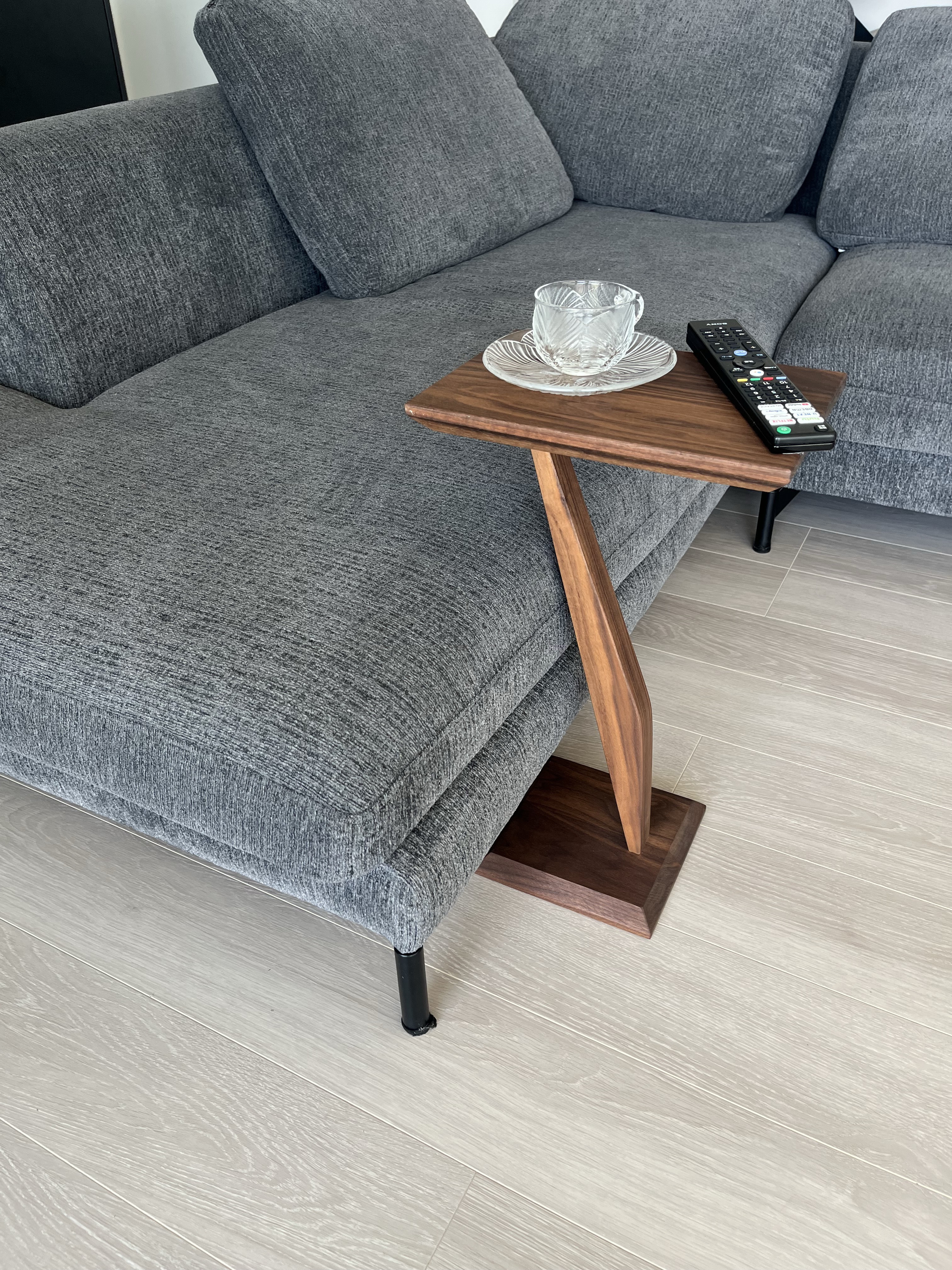 (受注)シャープな佇まいのサイドテーブル