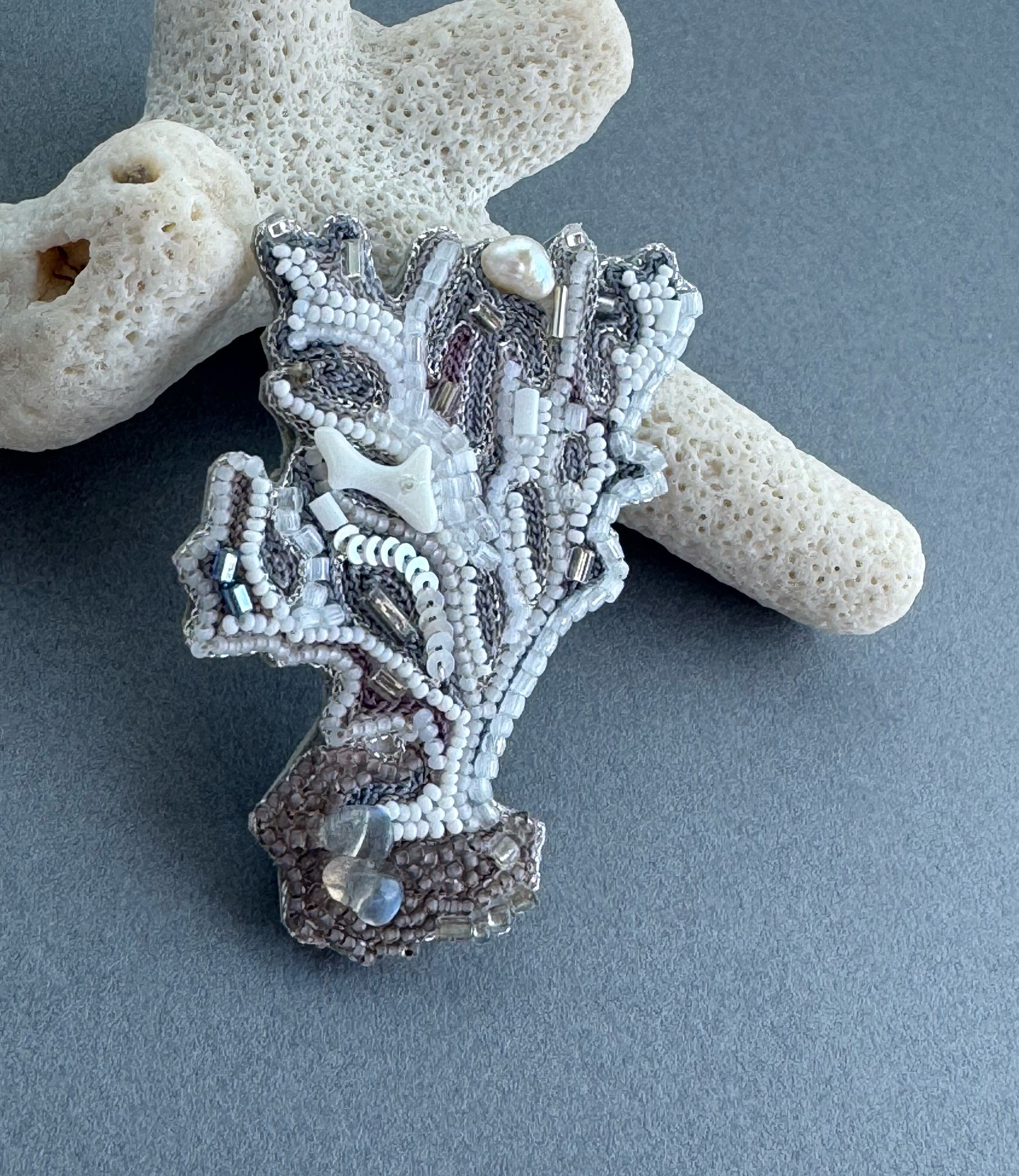 珊瑚ブローチno.2 オートクチュールビーズ刺繍