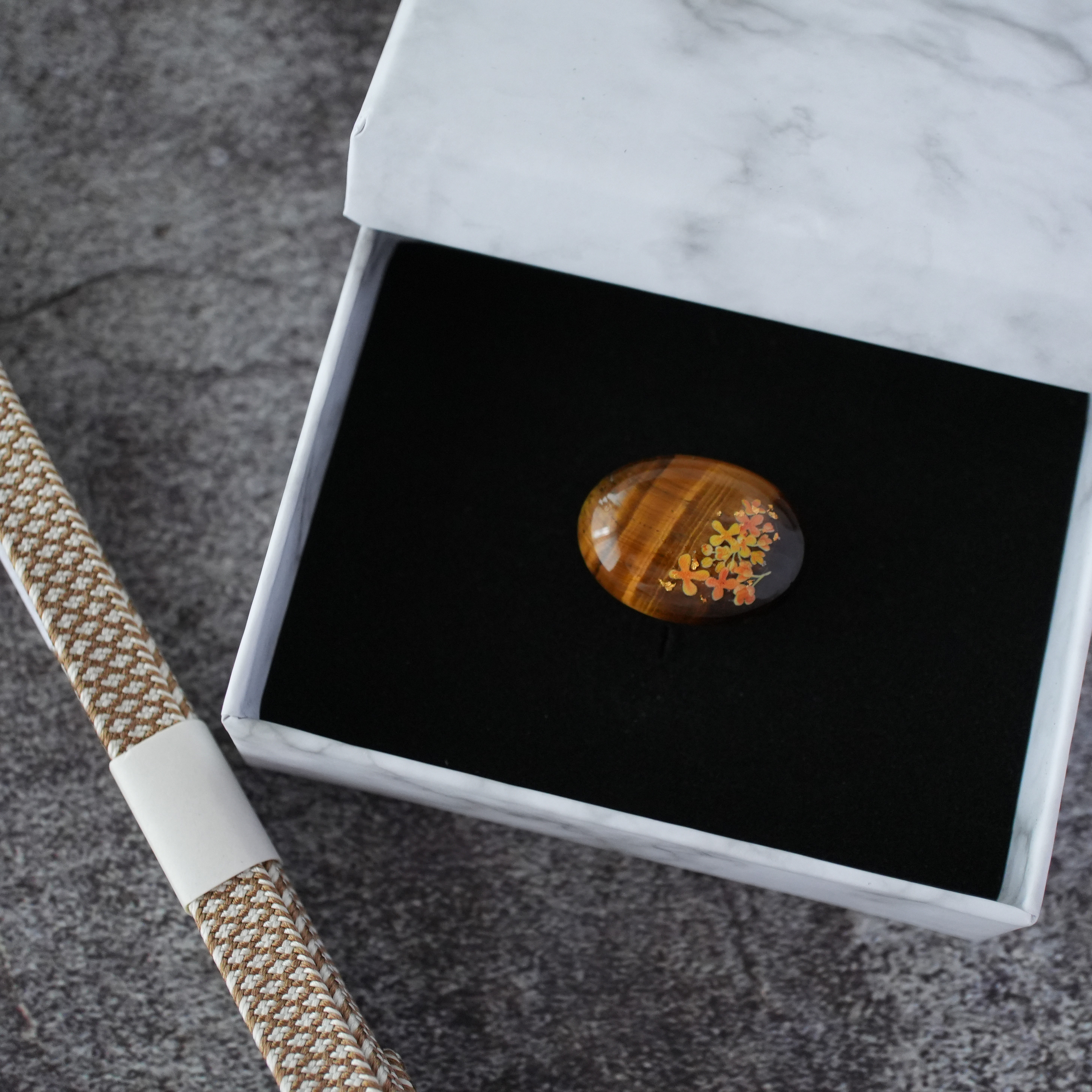 正絹三分紐セット　タイガーアイと金木犀の帯留め（金沢箔24K入り）　正絹三分紐（青海波柄） 天然石