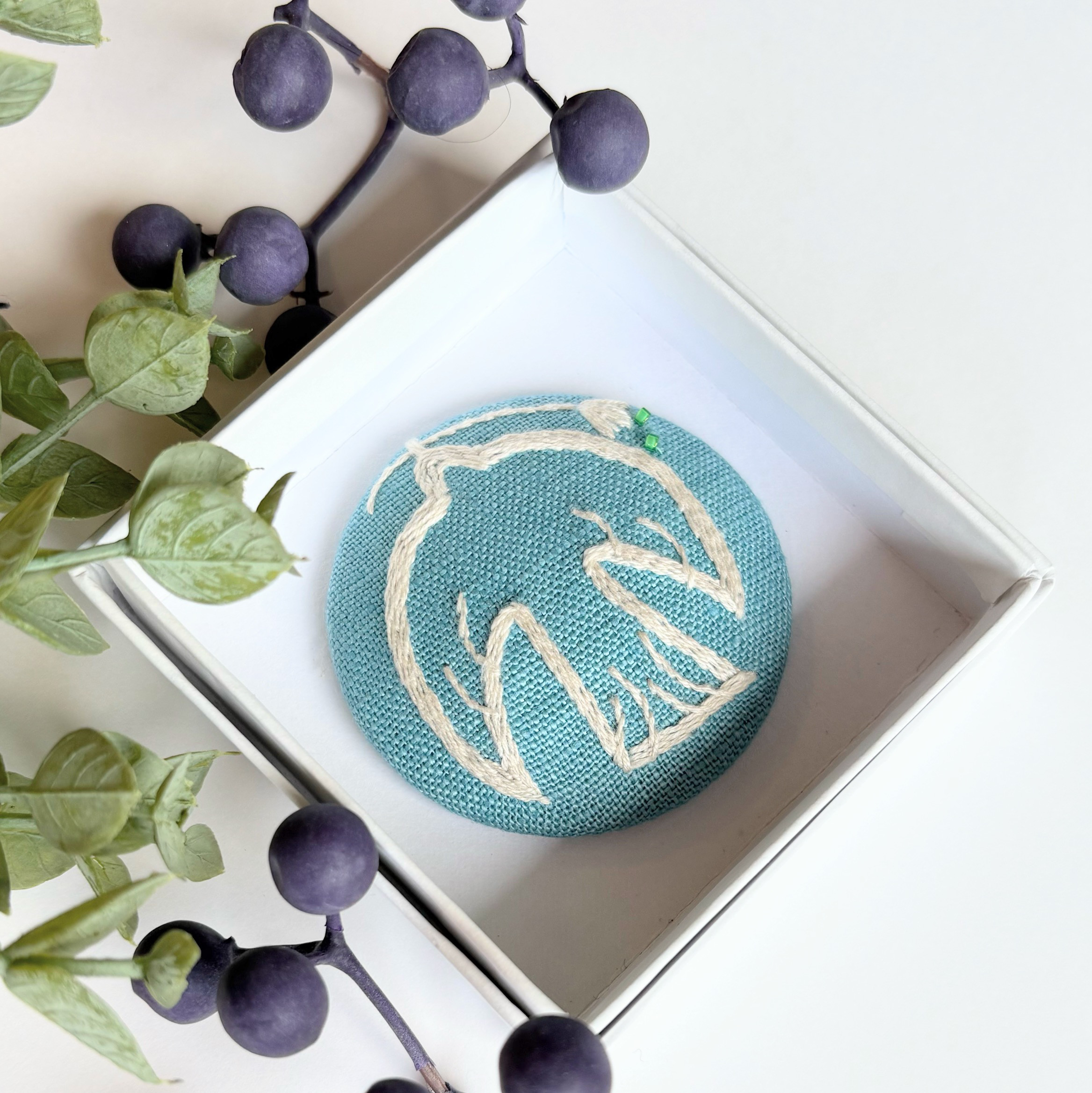 北欧風ことりと草花の刺繍ブローチ【hokuo】#398