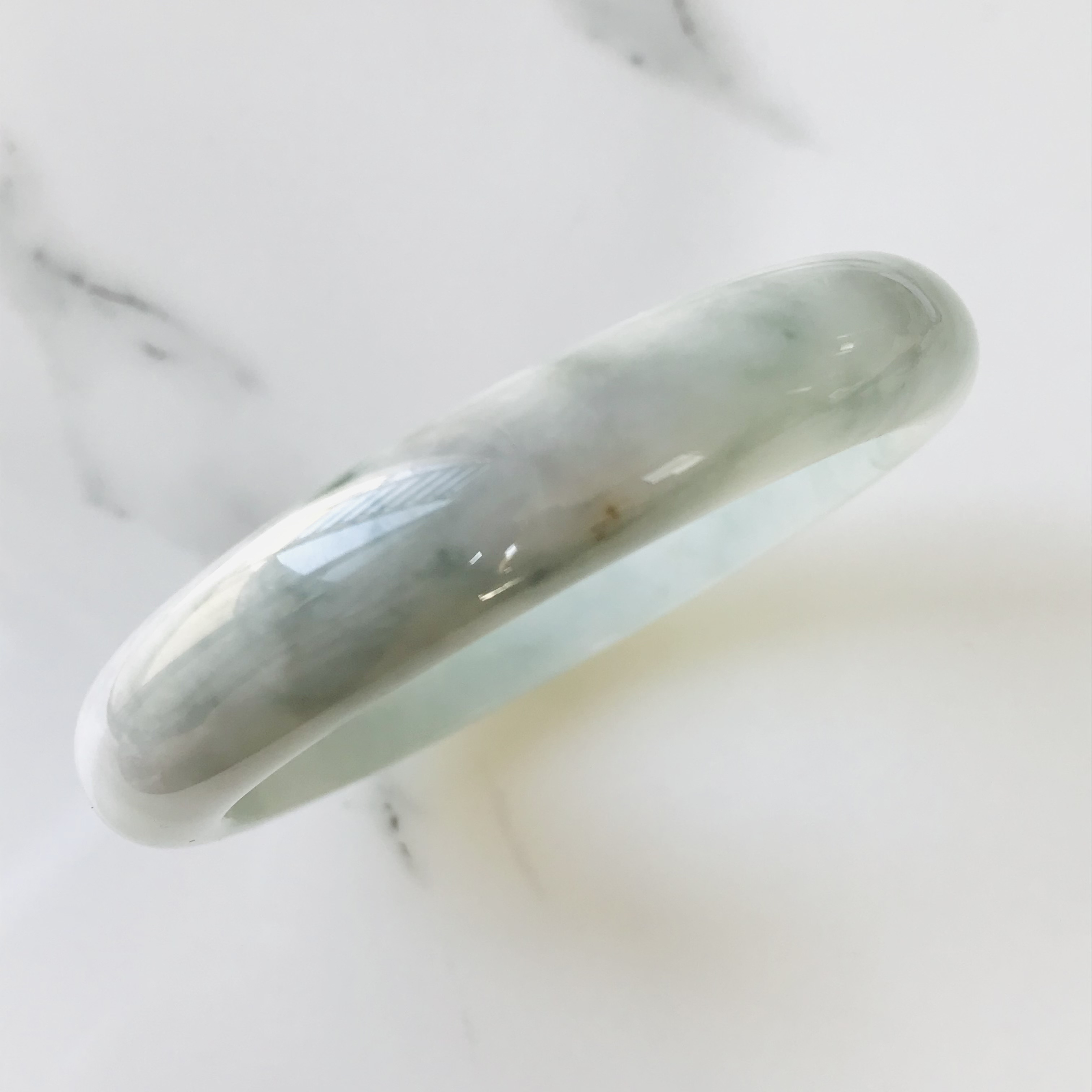 [B510-0201］ ジェイド　ヒスイ　本翡翠　くりぬき　バングル　天然石　ミャンマー産　58.0mm