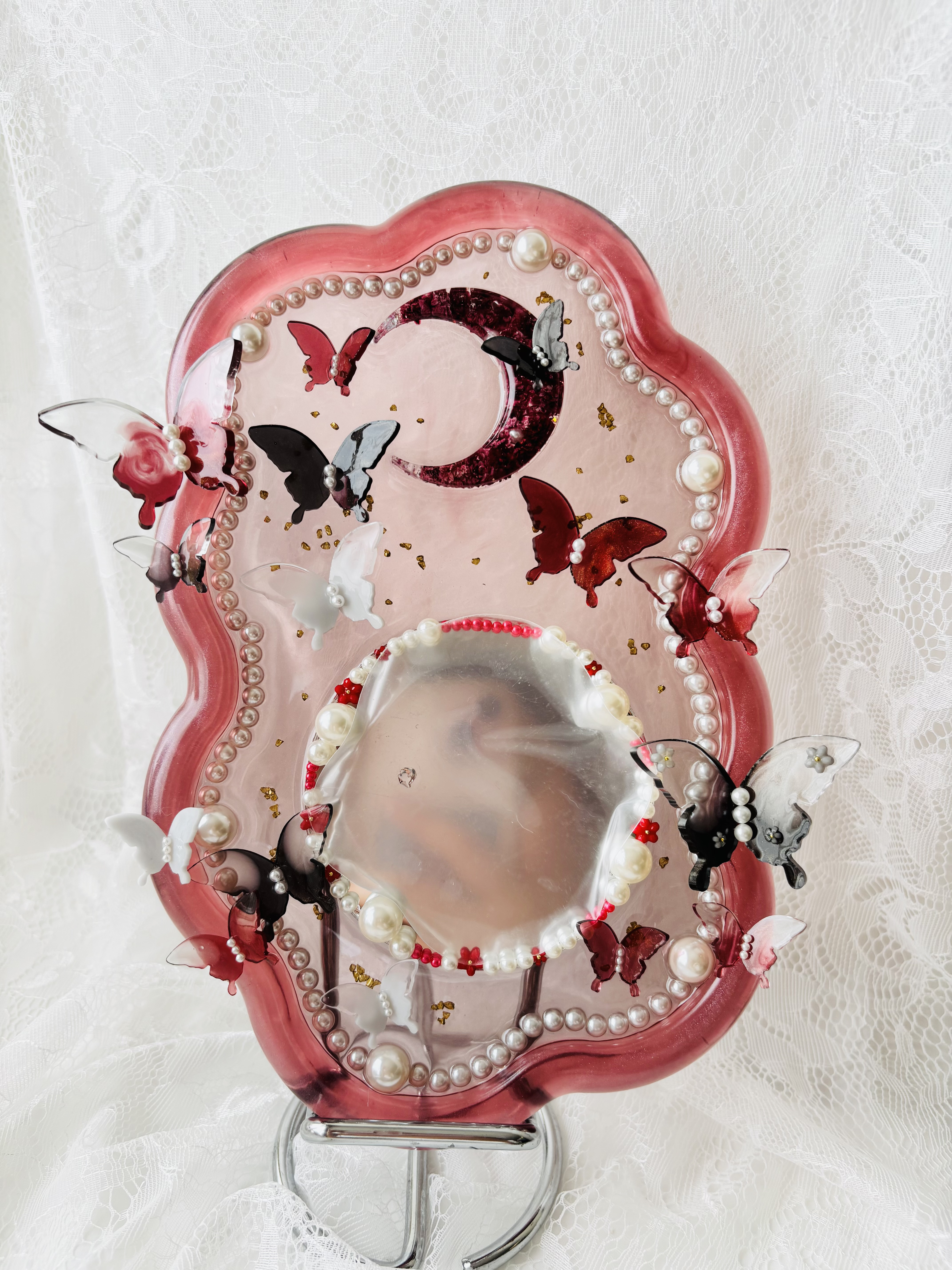 ラズベリー色の月と蝶々が羽ばたく鏡プレート