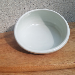 まえ足にゃんこボウル 磁器 乳白色　一点物　犬　猫　浅め 4枚目の画像