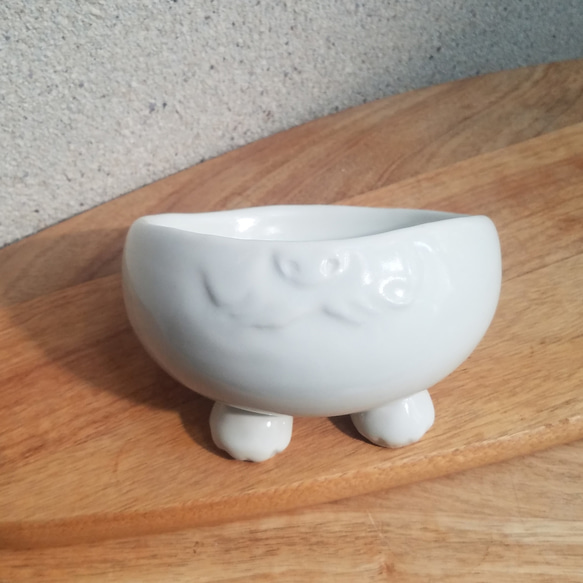 まえ足にゃんこボウル 磁器 乳白色　一点物　犬　猫　浅め 3枚目の画像