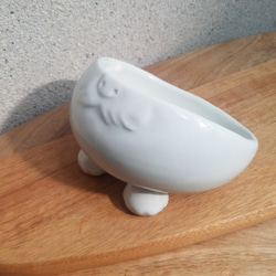 まえ足にゃんこボウル 磁器 乳白色　一点物　犬　猫　浅め 6枚目の画像