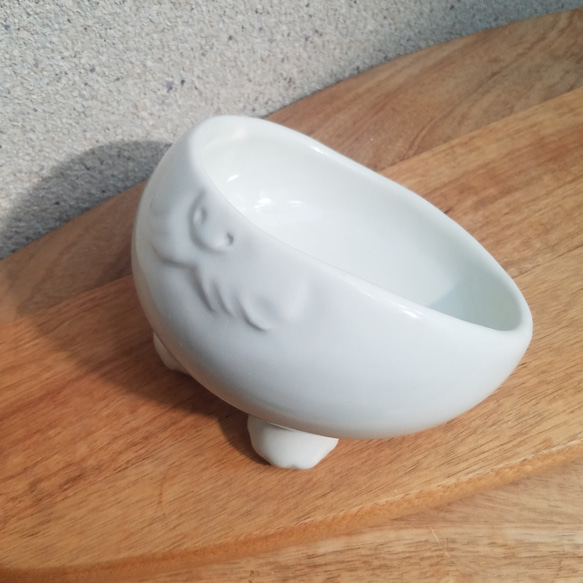 まえ足にゃんこボウル 磁器 乳白色　一点物　犬　猫　浅め 1枚目の画像