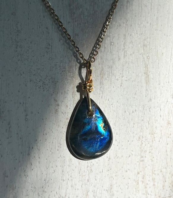 K２４純金◇フィンランドの宝石◇スペクトロライト（スペクトルライト）ペンダントトップ 4枚目の画像