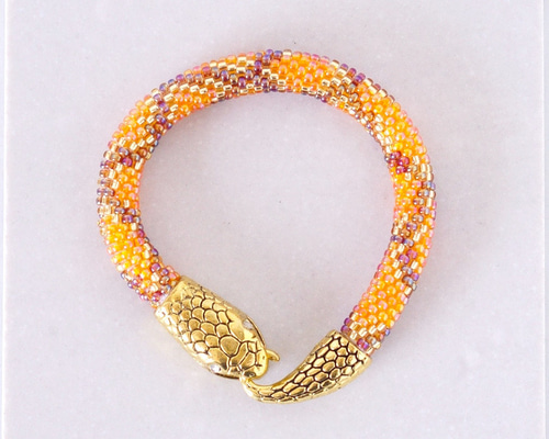 金木犀カラー】パイソン柄ヘビ・ビーズブレスレット｜神聖な蛇モチーフ